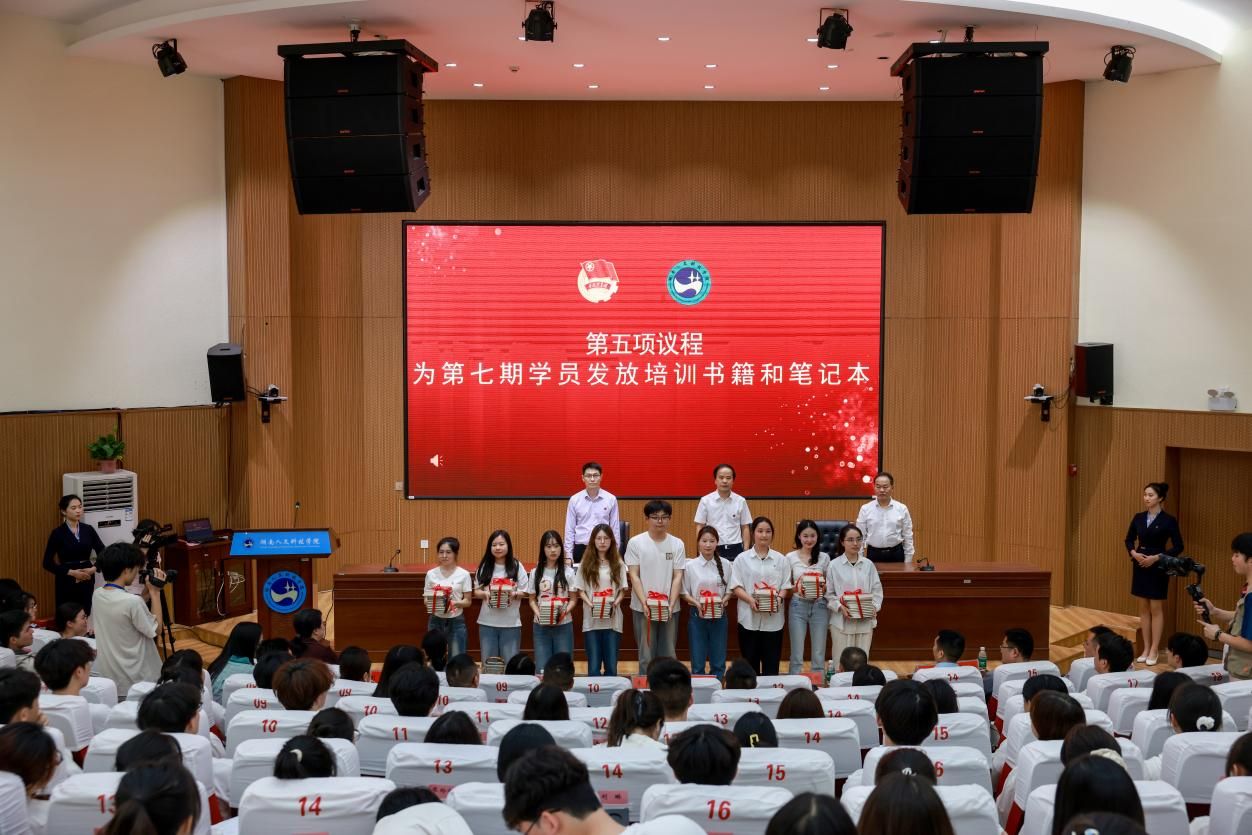 慰问扎根基层的青年志愿者